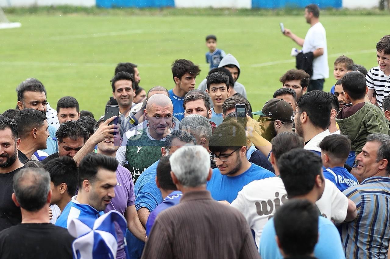 هجوم تماشاگران به داخل زمین و رونمایی از چهره زشت تمرین استقلال+تصاویر