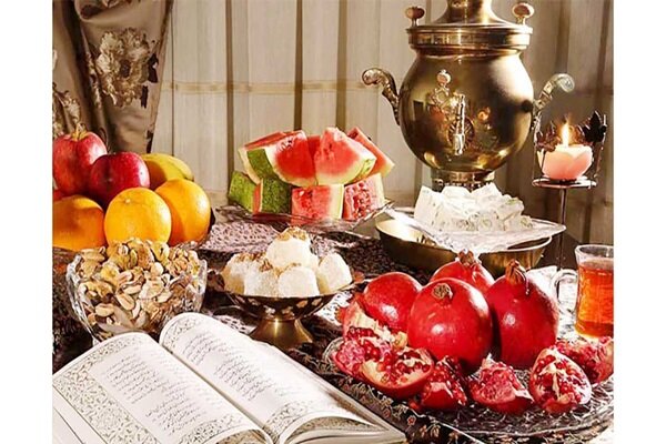 تبرک آجیل «شب چلّه» توسط «آجیل بریز» در دهکرد قدیم