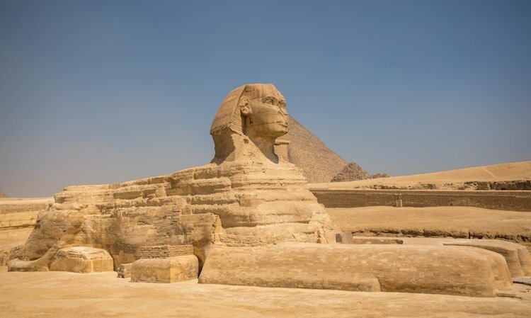 مشهورترین مجسمۀ مصر باستان شبیه کیست؟